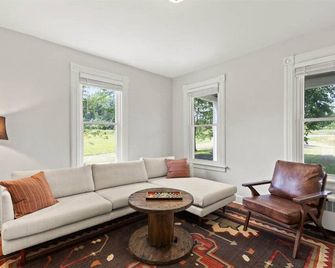 Charming Hudson Farmhouse with Fire Pit - Hudson - Wohnzimmer