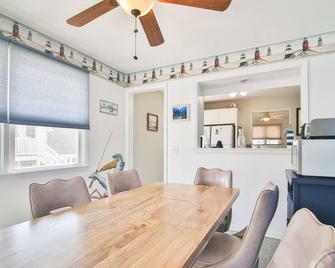 Amazing 4 bedroom stay, 4 houses from the beach! - Seaside Park - Dining room