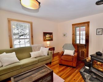 Quaint 3-bedroom cottage in delightful Waterbury awaits you - Waterbury - Living room