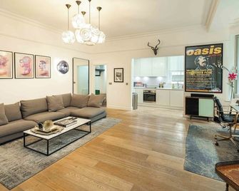 New Sleek And Stunning 1 Bedroom Flat Hampstead - London - Living room