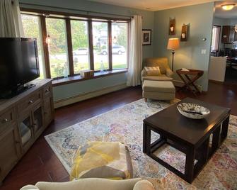 Bender Haus-Elkhart Lake Home- 3 Bedrooms- Close To Lake, Golf & Racing! - Elkhart Lake - Living room