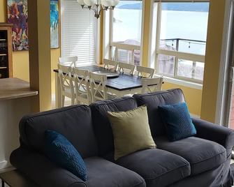 Private Lake View Cottage with amenities for everyone! - Fintry - Living room