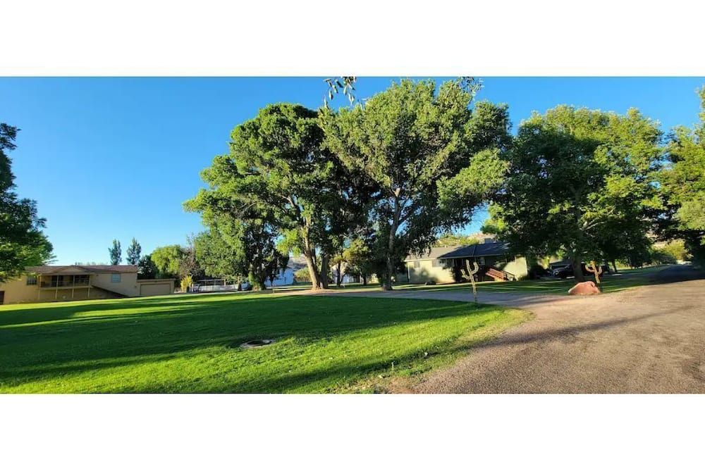 Golf course view of Close to Sedona cozy 2 Queen beds, free WiFi Suite