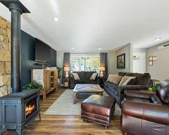 Mountain Bliss! a Beautiful Kalispell Home - Kalispell - Living room