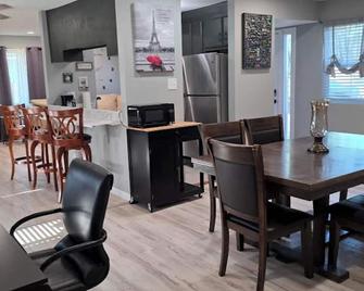 3-bedroom house in brilliant Vallejo with WiFi, AC. Enjoy your stay - Vallejo - Їдальня