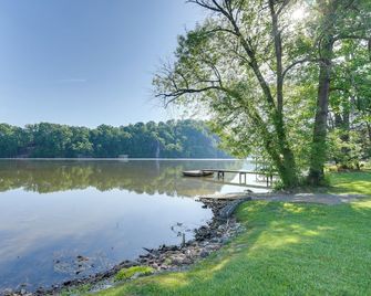 Lakefront Kingsport Home w/ Private Hot Tub! - Kingsport - Outdoors view