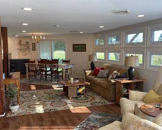 Serenity Cottage: Central to state parks, historic towns, MD & VA beaches - Pocomoke City - Living room