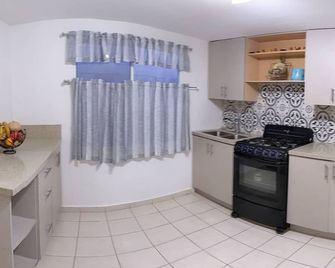 House in a residential zone, gated parking - Ensenada - Kitchen