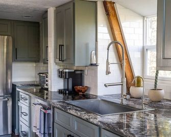 Beautiful A-Frame near Hiking/Red Rocks/Evergreen - Morrison - Kitchen