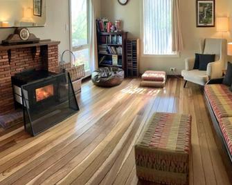 Black Pine Cottage Katoomba - Katoomba - Living room