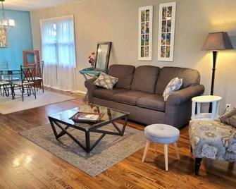 Adorable 3 bdrm ranch home in the heart of Peoria! - Peoria - Living room