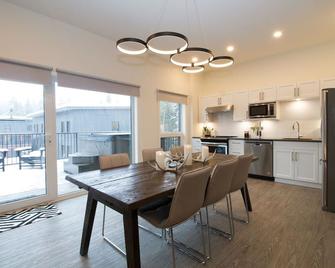 Kasper's Den by Revelstoke Vacations - Revelstoke - Dining room