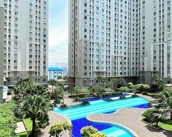 Minimalist Studio (No Kitchen) at Green Bay Pluit Apartment By Travelio - Jakarta - Piscine