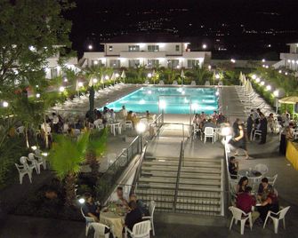 King's House Hotel Resort - Fondachello - Piscina