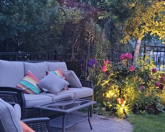 Okeefes Landing Bed & Breakfast - ורנון - פטיו