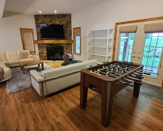 Wren Lake Haven 4 bedroom, 3 full bath - Dorset - Living room