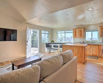 Oakhurst Duplex about 13 Mi to Yosemite National Park! - Oakhurst - Living room