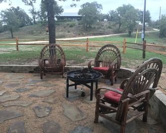 Secluded Group Cabin on Fun Ranch near Gonzales, Texas - Gonzales - Patio