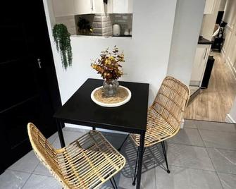 Luxe City Hot Tub: Urban Retreat - Norwich - Dining room