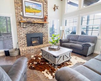 Your own lake house less than a mile from Canton Trade Days - Canton - Living room