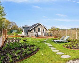 Sea And Meadow Views Space And Calm - Nyborg - Innenhof