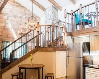 Barn Luxury Stay w/Jacuzzi Loft - Cottage Grove - Aufgang