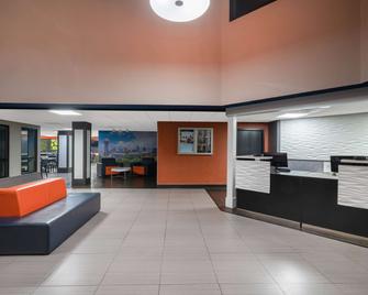 La Quinta Inn & Suites by Wyndham Knoxville East - Knoxville - Lobby