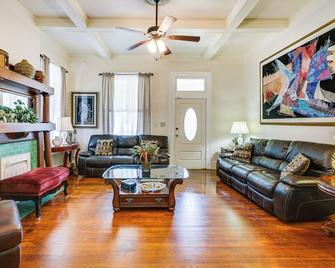 Central Albany Home with Covered Porch and Patio! - Albany - Living room