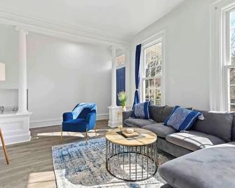 Casa Soleada In East Rock Near Dt And Yale Som With Free Parking And King Bed - New Haven - Living room