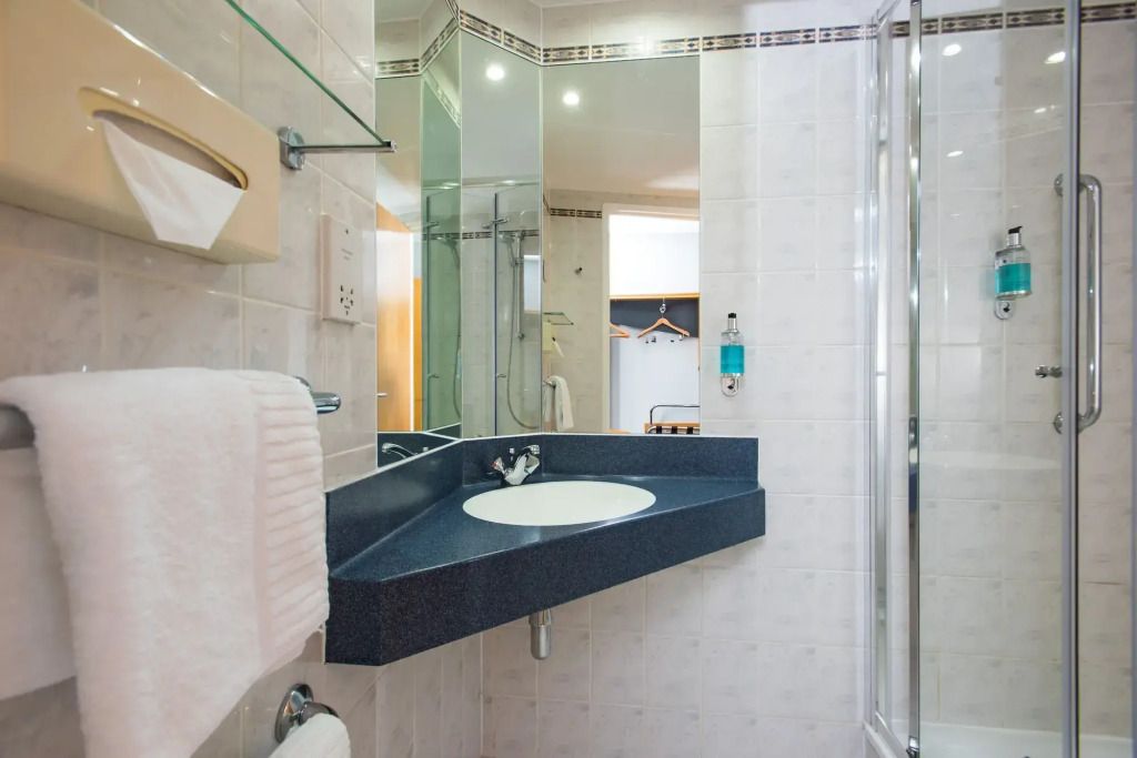 هوليداي إن إكسبرس جلاروش يست إ، ا-س اس آمث رو باي آيتش جي - غلوستر