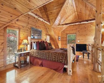 Cinnamon Valley - The Hideaway - Eureka Springs - Bedroom