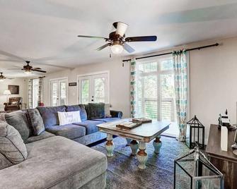 Family focused Lakefront w/private dock! Now booking for 2025 stays! - Livingston - Living room