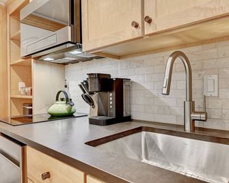 Luxury Mountain Retreat near the lake & downtown! - Evergreen - Kitchen