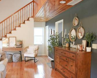 Family friendly house close to lake and boat launch! - Jamestown