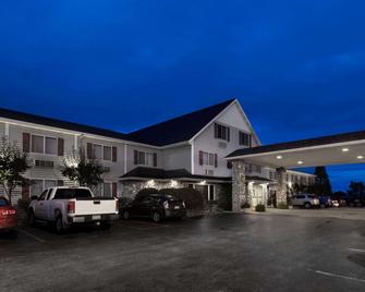 Super 8 by Wyndham St. Ignace - Saint Ignace - Building
