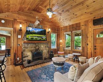 Cozy 2-bedroom cabin in Andover with WiFi, W/D AC, Backyard, Front Porch & Grill - Newton