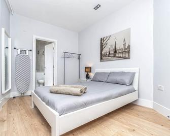 Modern Apartment in East London - London - Bedroom