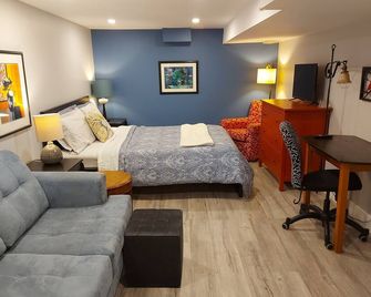 New stylish apartment in century home 5 minutes to everything Downtown Kitchener - Kitchener - Living room