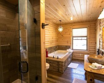 Luxury Cabin with Hot Tub, Kitchen, Living Room, Fireplace - Sleeps up to 6 - Millersburg - Ložnice