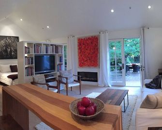 Contemporary Designer Cottage, Garden View, 3 Blocks From From The Plaza - Healdsburg - Living room