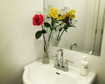 Hotel Le Deville - Montreal - Bathroom