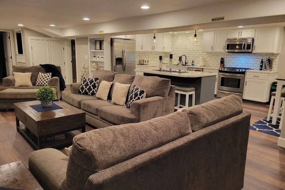 Entire Guest Unit - Cool Canby Crib-Full Basement