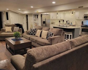 Entire Guest Unit - Cool Canby Crib-Full Basement - Canby - Sala de estar