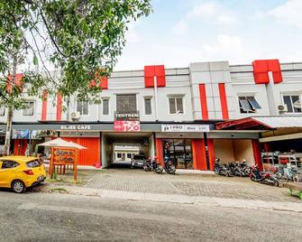 OYO 90927 Homestay Tentrem 2 - Pati - Edificio