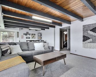 Lakefront Cabin W/Hot Tub, Game Room, Kayaks & Mt. Rainier View - Olympia - Living room