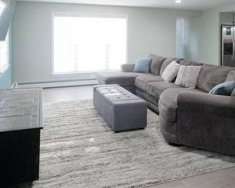 Peaceful & spacious getaway with patio & home gym - near golf - dog-friendly - Pittsfield - Sala de estar