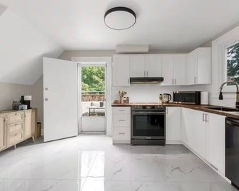 Bright & Modern Loft w/ Patio, By Falls & Wineries - St. Catharines - Kitchen