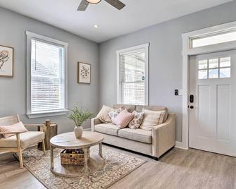 Family-Friendly Home Near Noblesville Square! - Noblesville - Living room