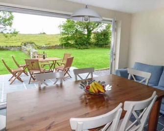 Chapel House - Holyhead - Innenhof