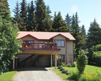 Whalesong Bed and Breakfast - Homer - Building